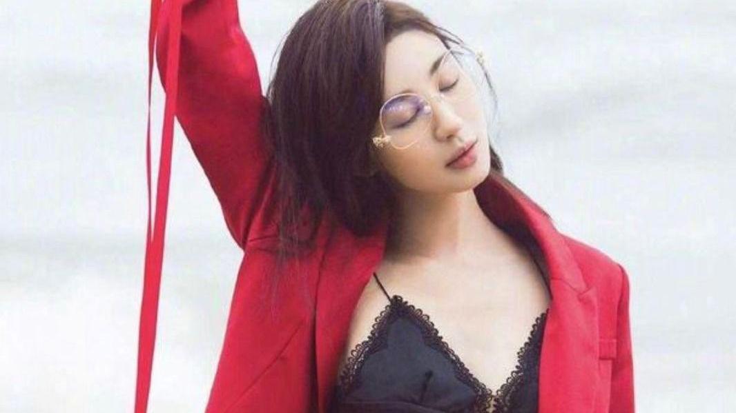 杨幂|西装配衬衫太落伍，现在流行直接搭“内衣”穿，看杨幂李沁就知道
