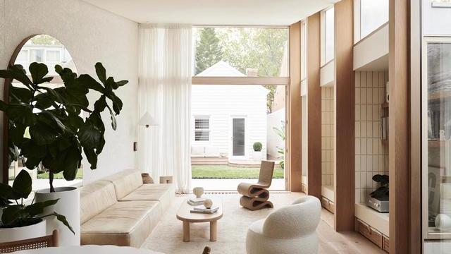 四口之家令人惊叹且放松的空间，轻柔奶油色调带来怦然心动的感觉