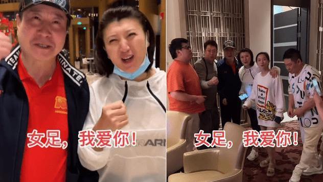 成龙|成龙看女子足球赛，双手插兜精神抖擞，李思思鼓励大家坚持理想