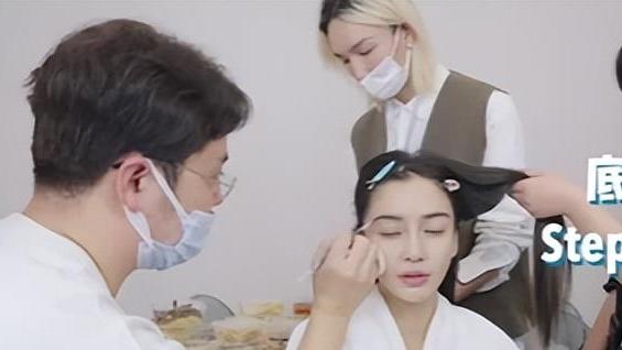 当红女星|Baby化妆间里吃火锅！辣椒直接倒锅里太豪放，撑到解开裙子拉链