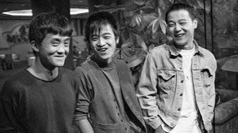 窦唯|他是摇滚天才窦唯，点燃卓伟车后被捕，娶了拉横幅的女粉丝！