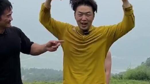 杜海涛|杜海涛回应减肥后秃头，松开小辫展示发量，怼镜拍照超自信