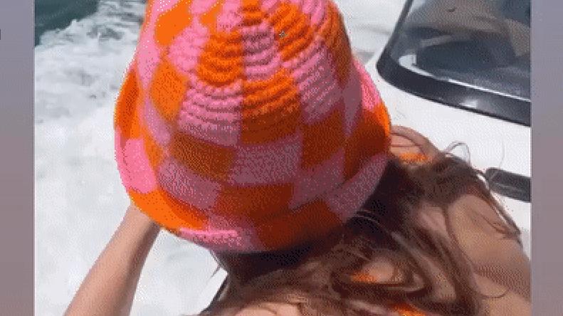 谷爱凌|谷爱凌回美国后玩嗨了！穿单肩泳衣骑水上摩托太狂野，网友：刺激