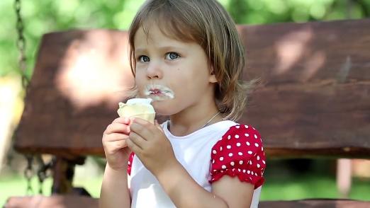 为买冰淇淋，11岁女孩独自回到家，妈妈报警半个小时内被封锁