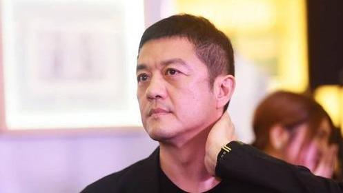 李亚鹏|50还当爸的李亚鹏，迷惑行为太多，网友：知道王菲为啥分了