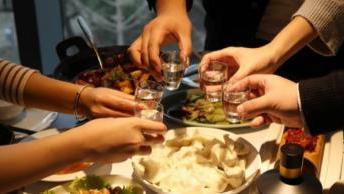 爱喝酒又怕伤身体？要常喝这4种解酒汤，简单又好吃，学起来