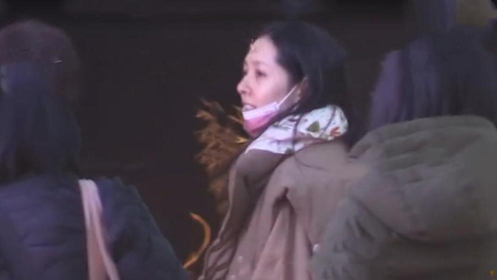 郭碧婷|郭碧婷怀二胎实锤？和家人逛街小腹突出明显，与向佐街头甜蜜接吻