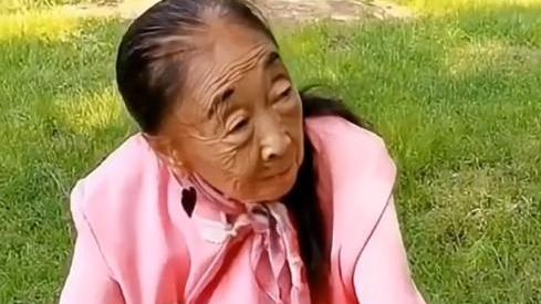 邱淑贞|李玉成为赚“彩礼钱”，穿女士披肩直播唱歌，网友：丢人现眼