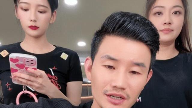 石评梅|谢孟伟近况曝光，现身直播间买裤子，上手摸员工大腿引热议