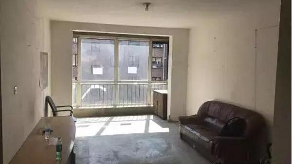 买完房没钱装修，交房后直接入住毛坯房，这一住就是三年