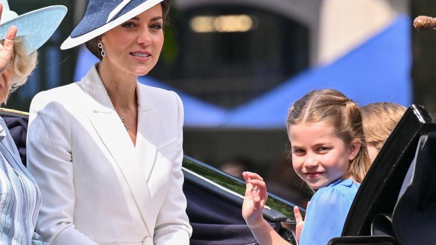 夏洛|路易做鬼脸可爱爆表！夏洛特展现大姐风范，按下弟弟激动的小手