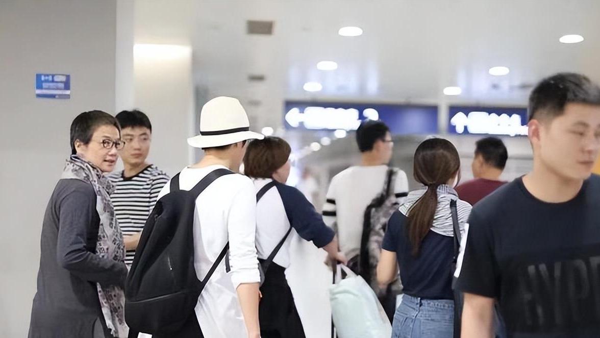 穿衣搭配|蒋雯丽与姐姐牵手现身机场，两人长得真像，穿搭却暴露年龄差