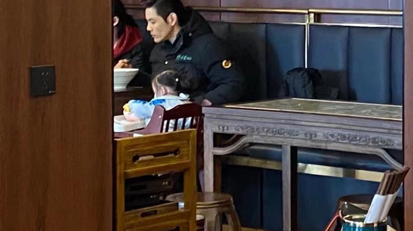 向佐|向佐一家三口现身面馆，大碗吃面没包袱，小奶皇独坐一桌姿势太萌