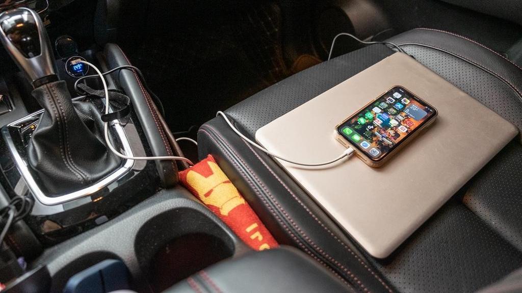 有车人士的福音，倍思车载充电器65W评测：手机笔记本均可快充