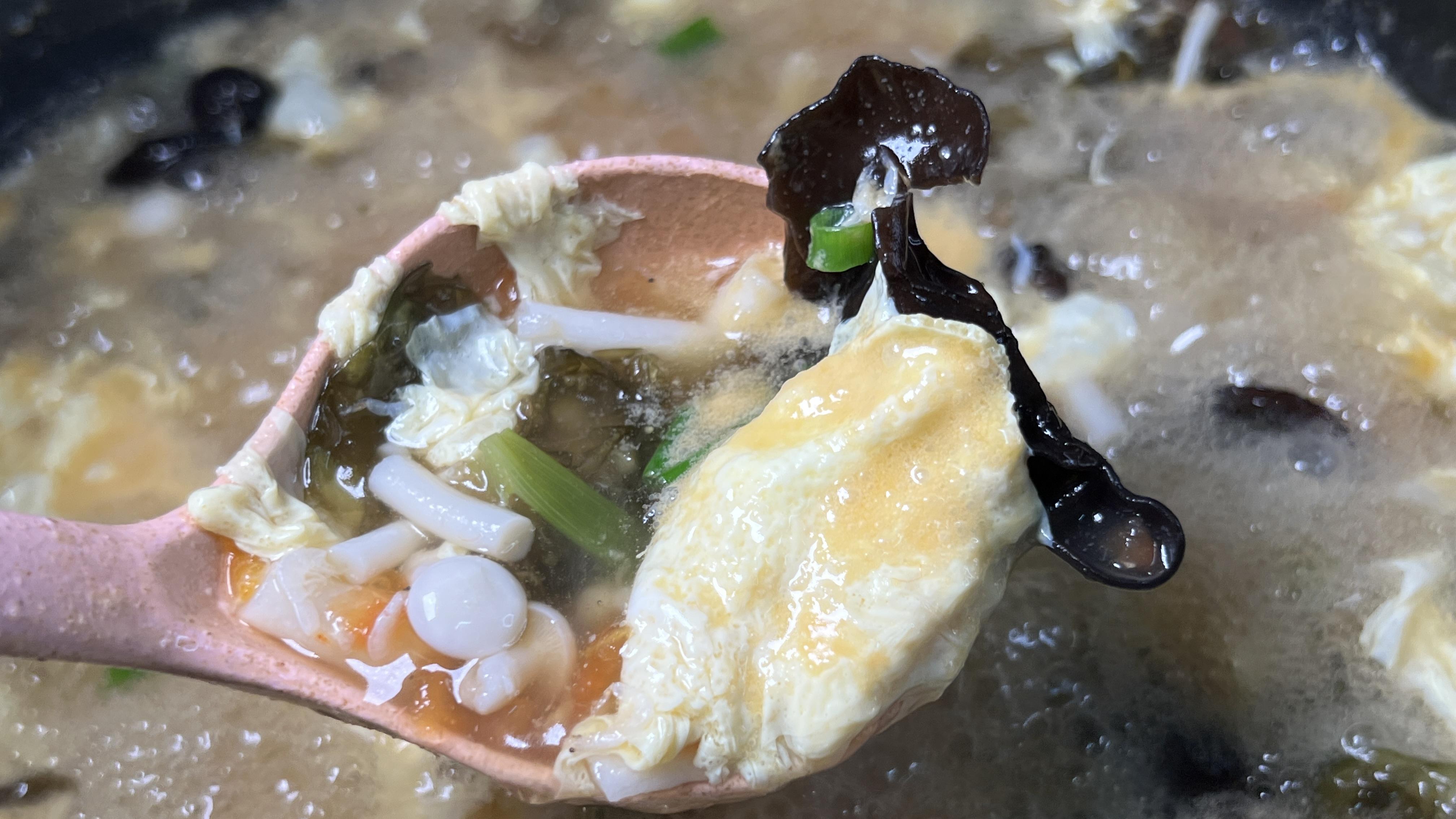 天冷了来一碗热气腾腾的海鲜菇鸡蛋汤，汤浓料足，喝了暖心又暖胃