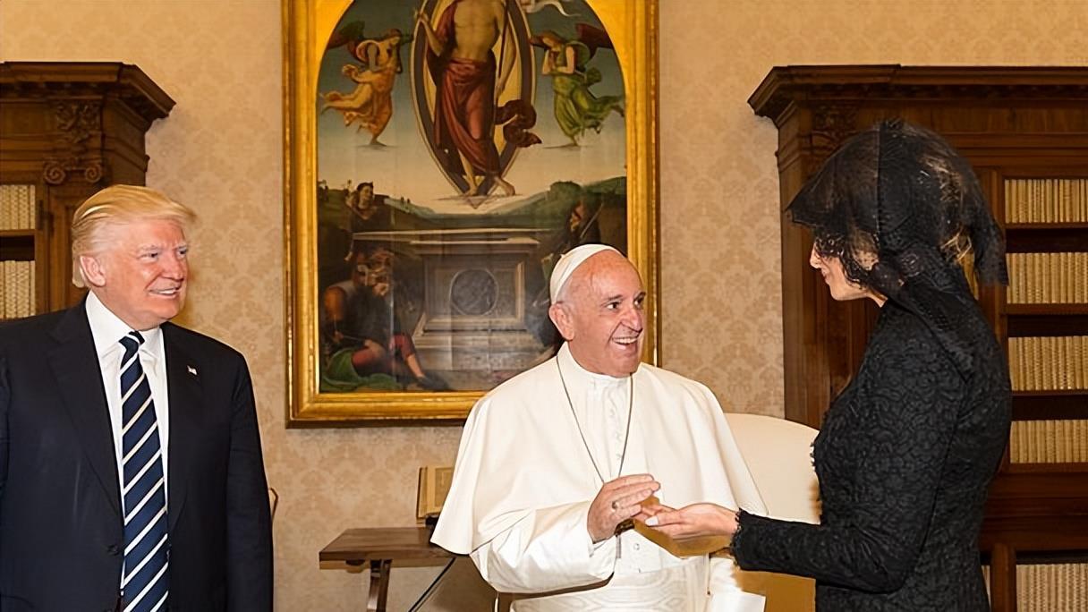 摩纳哥王妃见梵蒂冈教皇大变样！穿小黑裙戴黑头纱好美，仙气十足