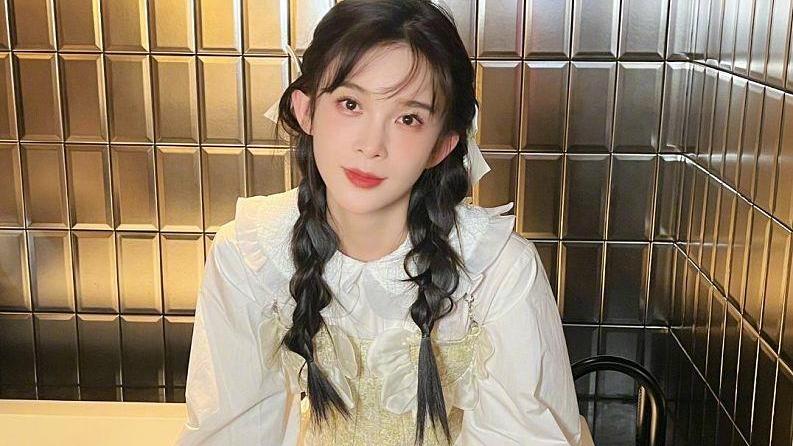 孟阿赛|赵樱子发布少女感随拍 麻花辫造型出镜率超高