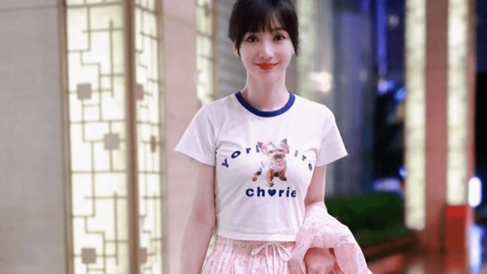 柳岩|41岁柳岩陪妈妈逛街吃饭，身材暴瘦身材依然凹凸有致，逛打折店超节俭