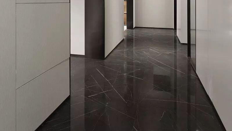 如何将极简现代风打造出高级感？灰色，让你的住宅变得随性又优雅