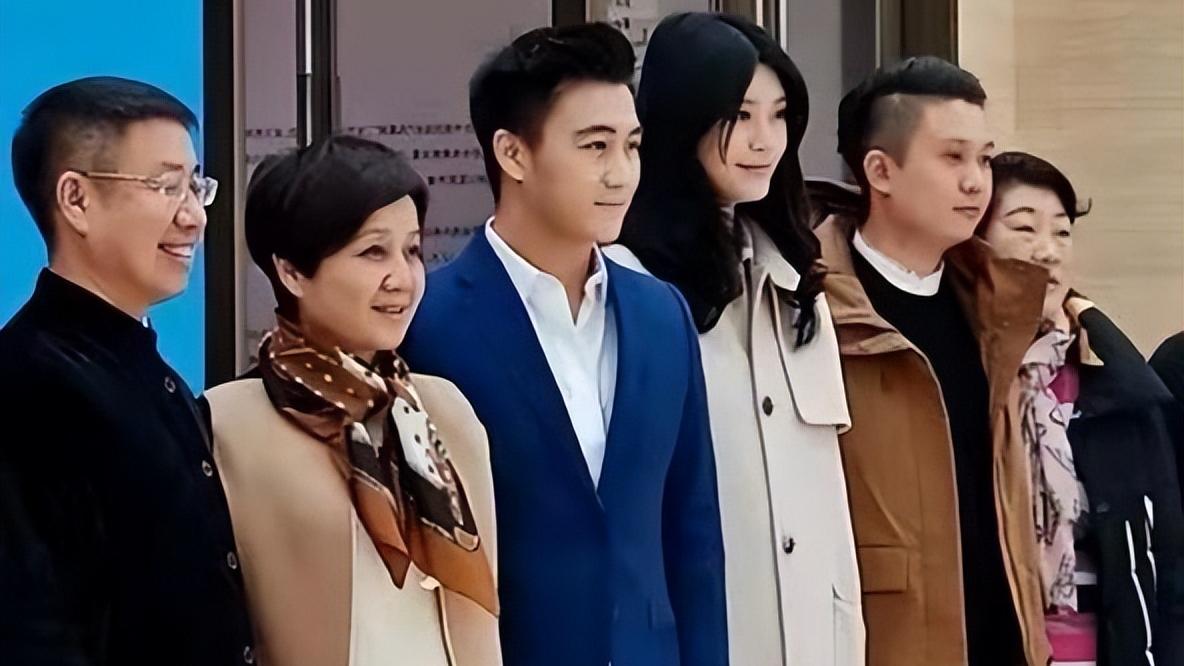 奚梦瑶|奚梦瑶和婆婆出席活动，肚子微微凸起显胖，侧脸居然有点像大s