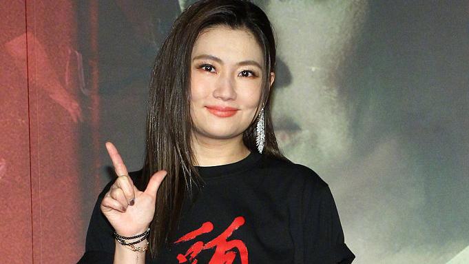 Selina|Selina任家萱亮相活动，T恤半裙穿出五五身材，自爆男友称她萱宝