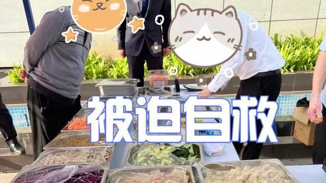 摆摊|五星级酒店厨师放下面子，路边摆摊卖凉菜，引路人围观：勇气可嘉