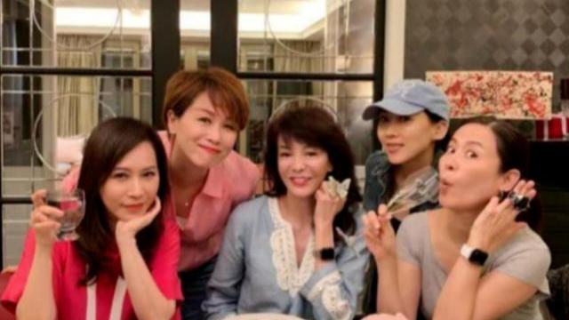 郑裕玲住的豪宅曝光，如今63岁了还只身一人，住豪华大别墅很惬意