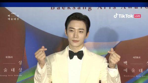 朴宝剑|百想红毯：朴宝剑退伍状态超好，男星踩秀智长裙险走光吓到收回脚