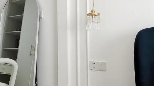 为了主卧有个衣帽间用，干脆“凿壁”向储藏间借！4㎡该有的都有