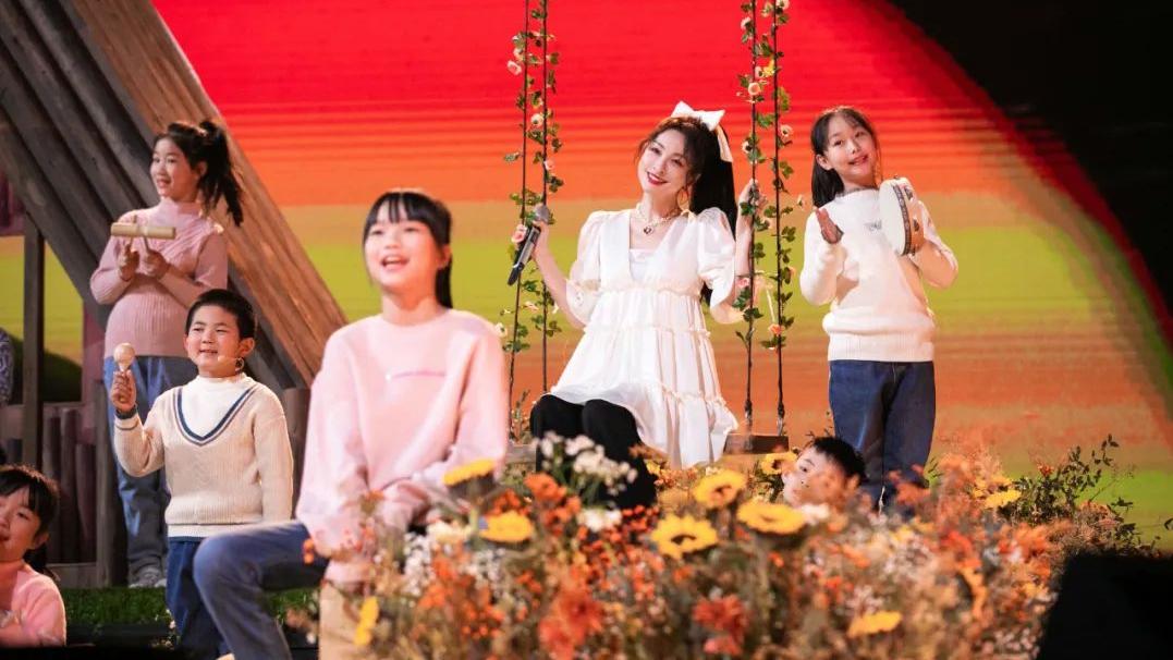 吴昕|?何炅穿越人海，都要去抱一下的姑娘，将何去何从？