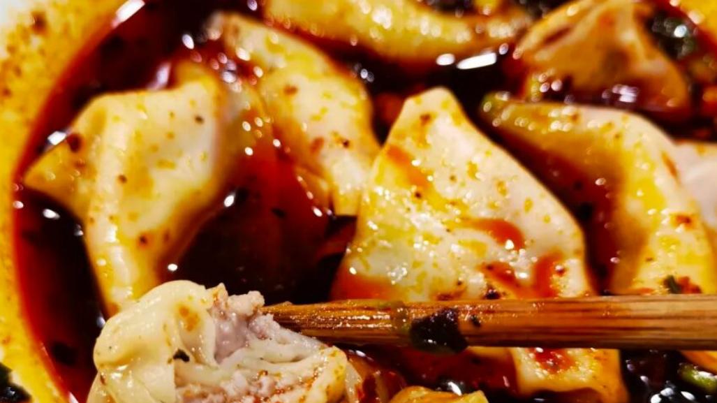 成都|大哥吐槽抄手卖17元一碗太贵，网友：想吃0.12元一碗的，回不去了