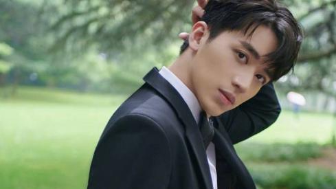 许魏洲|许魏洲妻子正脸照曝光，是高中学姐，家庭背景不简单，还是董事长