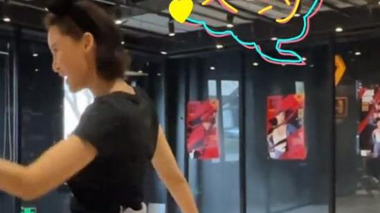 张歆艺|40岁张歆艺练舞视频曝光！脚踩细高跟站不稳，累瘫在地挤出双下巴