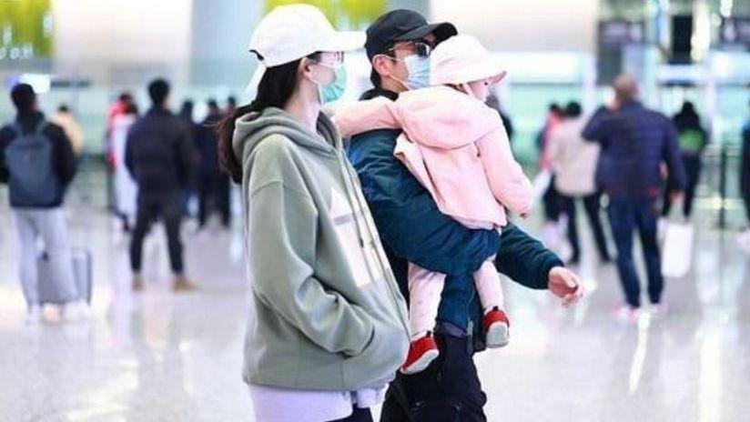 穿衣搭配|郑恺一家三口走机场，苗苗素颜穿卫衣像学生，女儿小眼睛真像爸爸