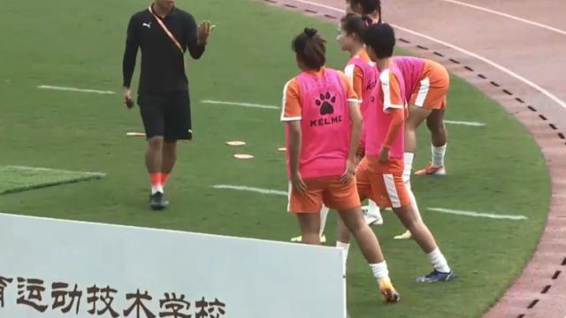 |3-2！女超史诗一战！卫冕冠军豪取8连胜，中国女足队长90分钟绝杀
