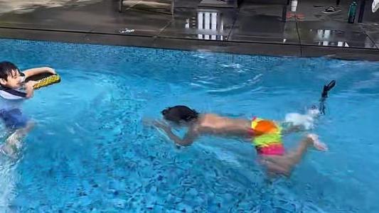 林志颖|林志颖晒大儿子kimi游泳身姿，皮肤黝黑腿长，气质完全变了