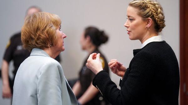 强尼·戴普|强尼戴普“前友人”金发性感女星出庭！声援安珀赫德：他控制欲强