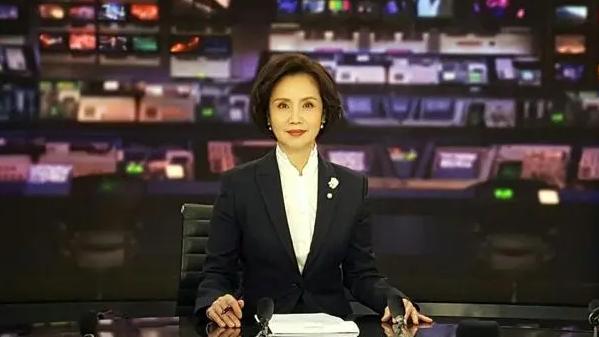 街拍|央视女主播徐俐：离婚后独自抚养孩子，再婚后儿子的举动让她泪目