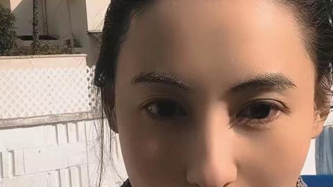 福禄寿|张柏芝穿背心短裤下水游泳：长腿泡水中又细又白，手机落水引尖叫