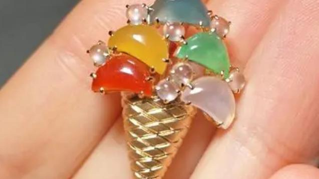 |质地像玻璃种一样，但是内部带有颜色，它就是龙石种翡翠