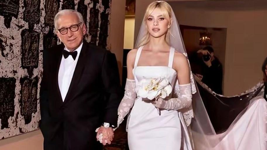 维多利亚·贝克汉姆|贝嫂两位公子审美一致！俩儿媳颜值气质出众，穿蓝裙身材不输婆婆