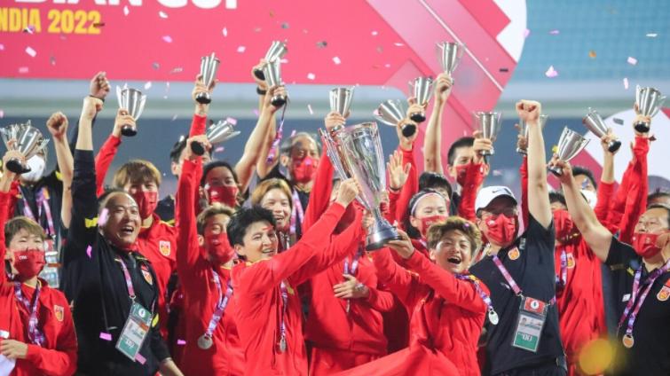 中国女足|中国女足夺冠奖金：1000万+636万，不排除还会继续加码