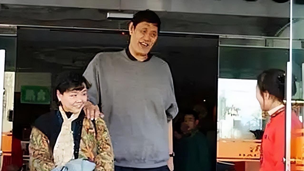 穆铁柱|穆铁柱的最后一天：倒在健身器材上，前一天过生日队友还来庆祝
