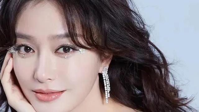 姐姐|秦岚：两段感情都无疾而终，42岁仍未婚未育，但对爱情绝不将就