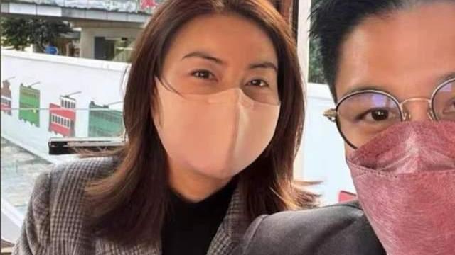 郭晶晶|郭晶晶夫妇新年不忘秀恩爱！穿情侣装包饺子不像豪门，两人太般配