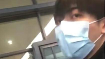 焉栩嘉|焉栩嘉被抓包“带妹过夜”后首露面，机场被围观气炸怒吼：闪开！