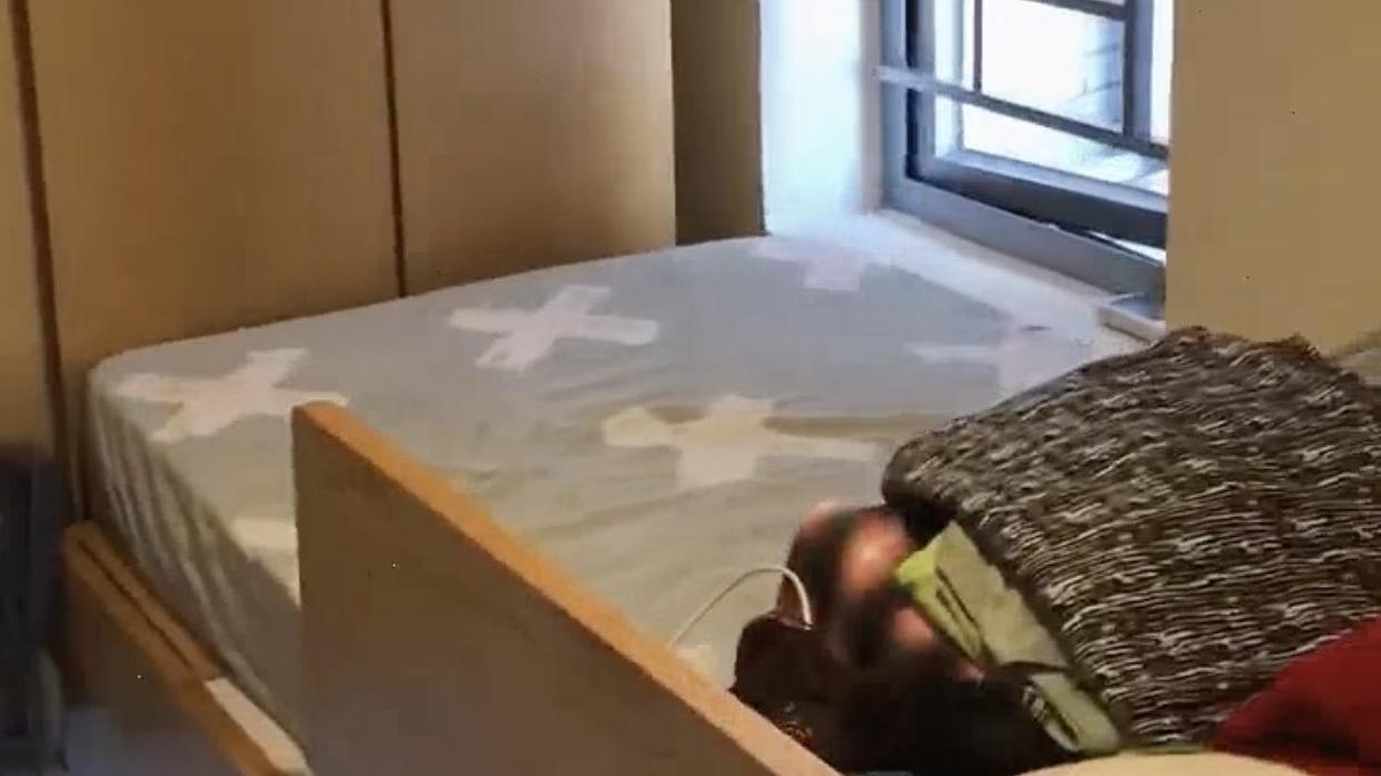 香港菲佣的房子：不足3㎡，睡在柜子上，却拥有独立卫生间和空调