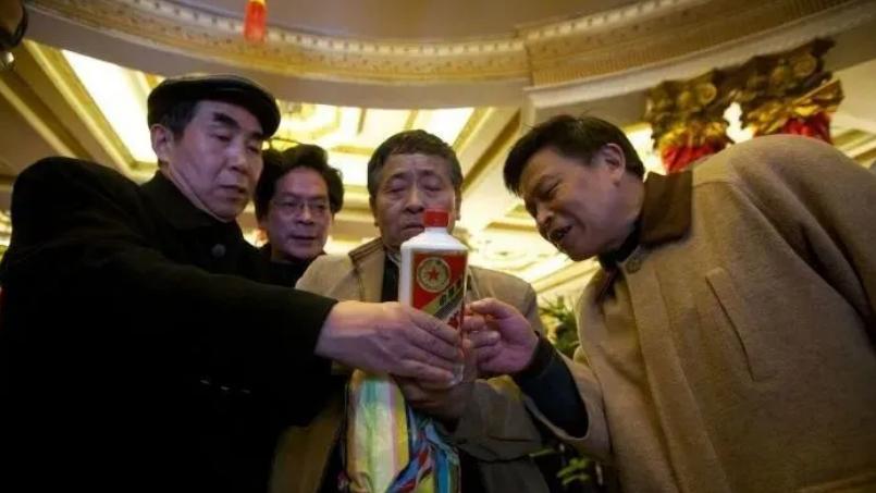 破烂王李老头，捡垃圾为儿还贷，翻到5瓶30年茅台空瓶，结果咋样