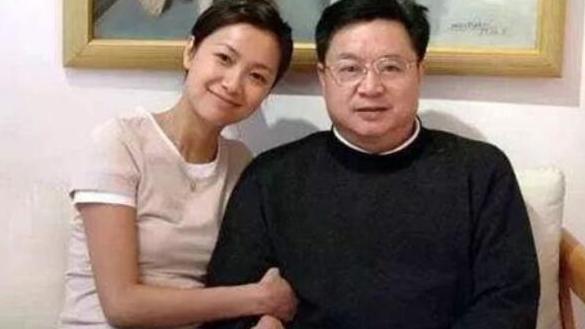 徐静蕾|徐静蕾：17岁起没断过男朋友，47岁还未婚，是对父亲的“报复”