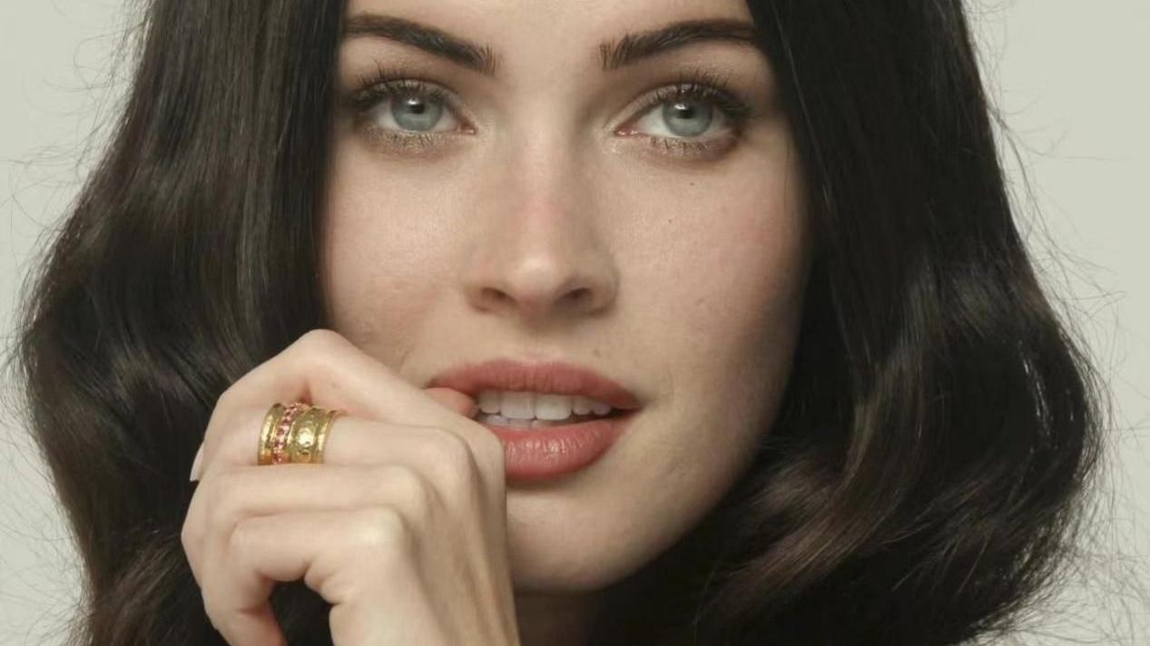 官宣|梅根整成卡戴珊了？夸张厚唇与毛毛虫浓眉相当抢镜，没了当年风采